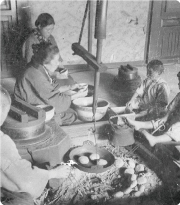 昭和18年、いろりで灰焼きおやきを作る小川村の家庭の様子