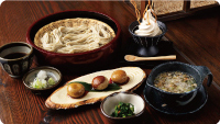 和食出身のご主人、横川さんが考案するそばを使った料理はどれも表現力豊かだ