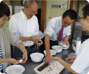 昨年小出さんが開催したおやきづくり体験の様子